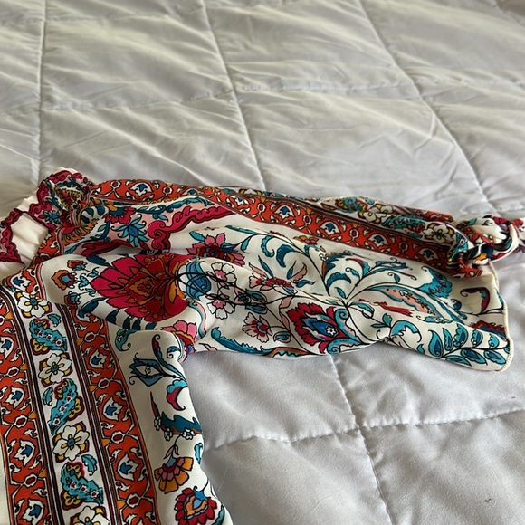 VERSE size Large flowered multi color top. - Picture 4 of 10